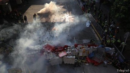 На протестах в Гонконге вновь применен слезоточивый газ (Фото)