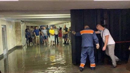 Метро в Києві довелося закрити через сильну зливу: як зараз працює підземка (фото, відео)