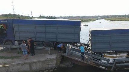 В Николаевской области под грузовиком из-за нагрузки провалился мост