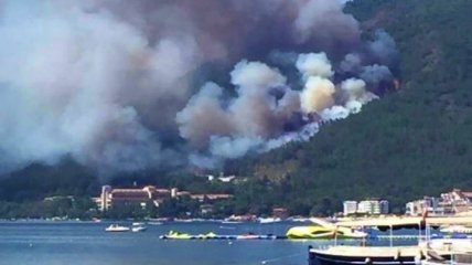 Пожар на курорте в Турции: огонь взяли под контроль, но погиб человек (видео)