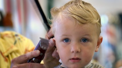 Первая стрижка ребенка: дома или в парикмахерской?