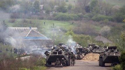 Минобороны: 2 военных погибли, 7 ранены в Андреевке возле Славянска