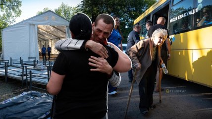 Усиление обстрелов не оставляет людям много времени на размышления – ехать или нет. Фото Коллаж "Телеграфа"