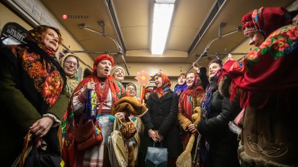 Спільнота "Київська Коляда" щедрує на платформі метро "Золоті Ворота", Київ, 13 січня 2023