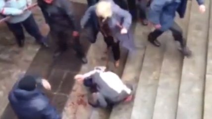 Женщина, которая в Харькове "добивала" избитого активиста, задержана (Видео)