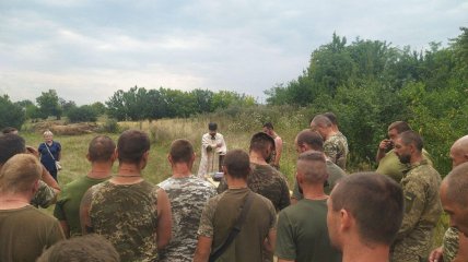 Молебень о.Володимира у польових умовах