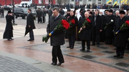 Янукович возложил цветы к памятникам Шевченко и Грушевскому