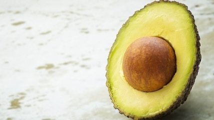 Косточка авокадо полезней: какими свойствами она обладает