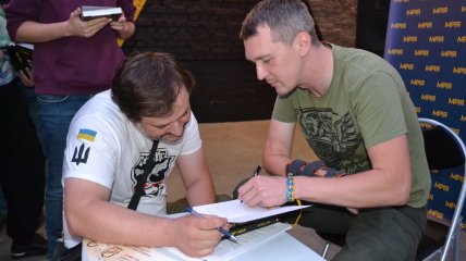 Гудименко підписує книжку