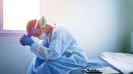 Лікарі на передовій COVID-19 страждають від пандемії не менше за пацієнтів