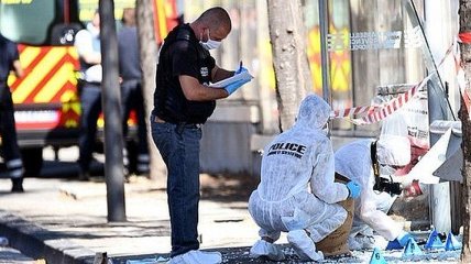 В Марселе авто врезалось в две автобусные остановки, погибла женщина