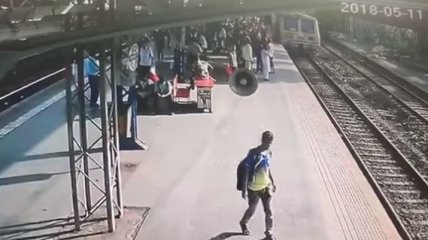 За секунду до трагедии: мужчина вытащил ребенка из-под движущегося поезда (Видео)