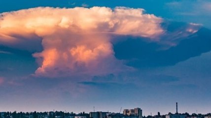 Похоже на ядерный взрыв: в Николаеве сняли гигантское облако