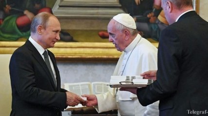 Диск с фильмом "Грех" подарил Путин Папе Римскому