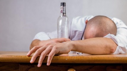 Сильна молитва від п'янки допоможе позбавити близьку людину від алкогольної залежності