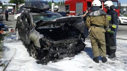 В Днепре загорелся автомобиль с детьми: фото и видео