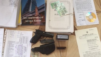 У киевского судьи дома нашли оружие и секретные документы