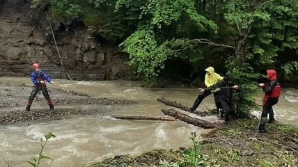 В Карпатах с вечера продолжается спасательная операция: застряли десятки туристов