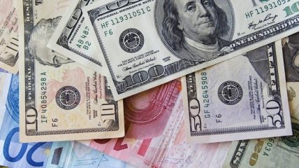 НБУ: Население сдает вдвое больше валюты 