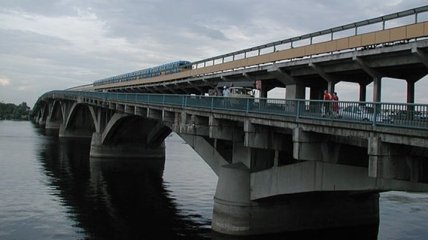 В Киеве капитально ремонтируют мост Метро