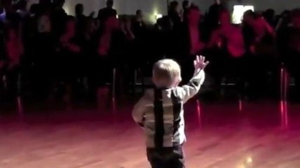 2-летний малыш поразил всех зажигательным танцем (видео)