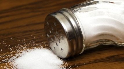 Медики объяснили, почему нельзя есть много соли