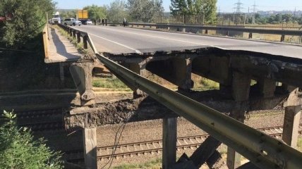Мост на голову: под Харьковым обрушился автомобильный мост (Фото, Видео)