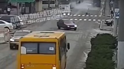 В Днепре на ходу загорелся автобус с людьми: видео момента ЧП