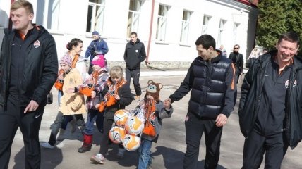 Футболисты "Шахтера" навестили переселенцев из Донбасса