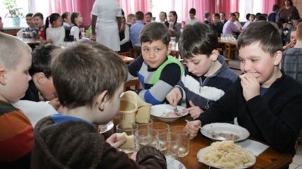 В Черновицкой школе готовил еду больной стафилококком повар