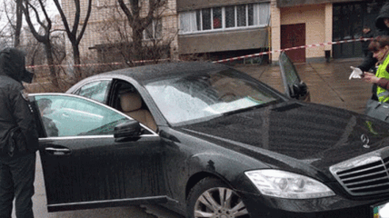 В Киеве неизвестный в полицейской форме застрелил водителя Mercedes