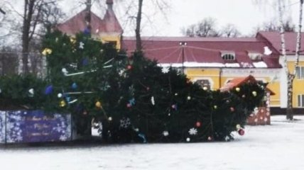На Хмельнитчине упала главная городская елка (Фото)