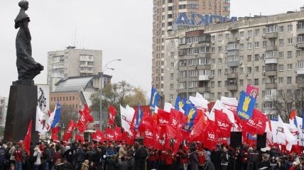 Оппозиция помчалась к ЦИКу, где "Беркут" хочет разогнать митинг