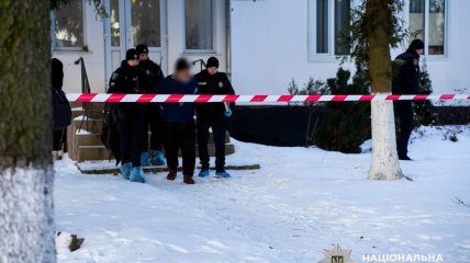 Задержанного выводят из здания