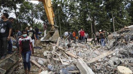 В Индонезии произошло мощное землетрясение: десятки жертв