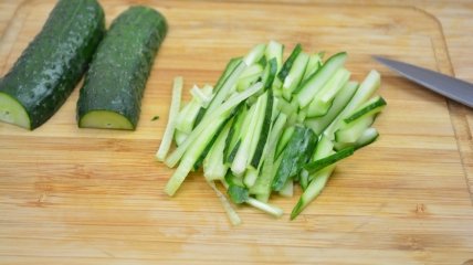 Головний інгредієнт цього салату – огірок