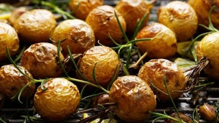 "Шашлычный" гарнир - картофель на шампурах