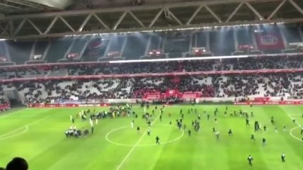 Фанаты французского клуба выбежали на поле и атаковали футболистов (Видео)