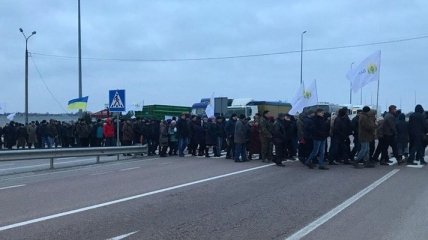 Украинские аграрии перекрыли дороги, протестуя против отмены "экспортного НДС"