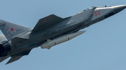 Истребитель МиГ-31К с ракетой "Кинжал"