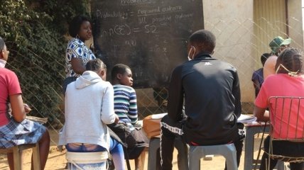Президент Зимбабве запретил учителям отстранять забеременевших девочек от занятий и бить учеников тростью