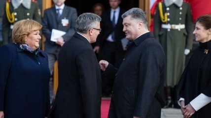 Порошенко начал встречу с Коморовским