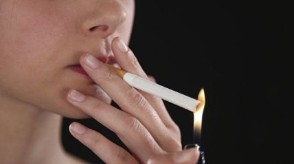 Стоматологи рассказали, как курение влияет на десны