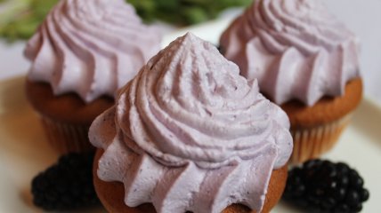 Маффины с ежевикой.