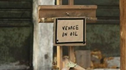 Венецианские полицейские прогнали художника Бэнкси во время биеннале (Видео)
