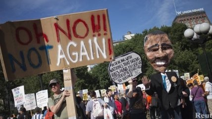 Акции протеста проходят в США: на митинг принесли куклу Обамы