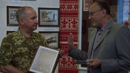 Глава СБУ передал в музей Канева архивные документы по Науменко