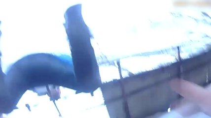 В Кременчуге домашний тиран пытался выпрыгнуть с 7 этажа: патрульные поймали его за ноги (видео)