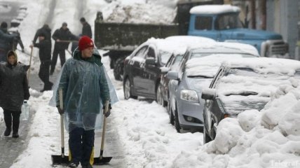 В Киеве со снегом борются уже и военные 