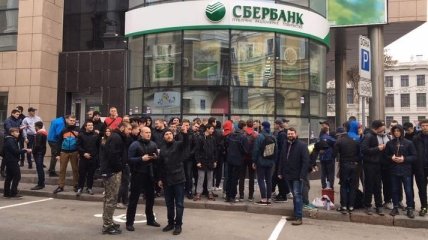 В центре Харькова активисты замуровали "Сбербанк"